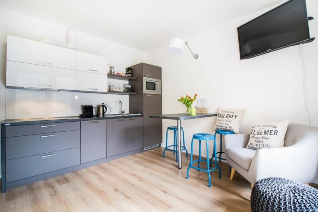 Stylish With Balcony, 12 Min To Centre, Free Netflix & Wifi Apartamento *