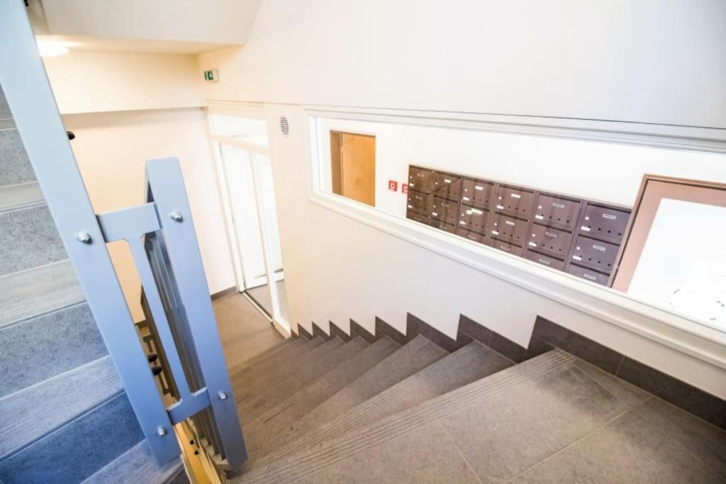 Apartamento Stylish With Balcony, 12 Min To Centre, Free Netflix & Wifi *
