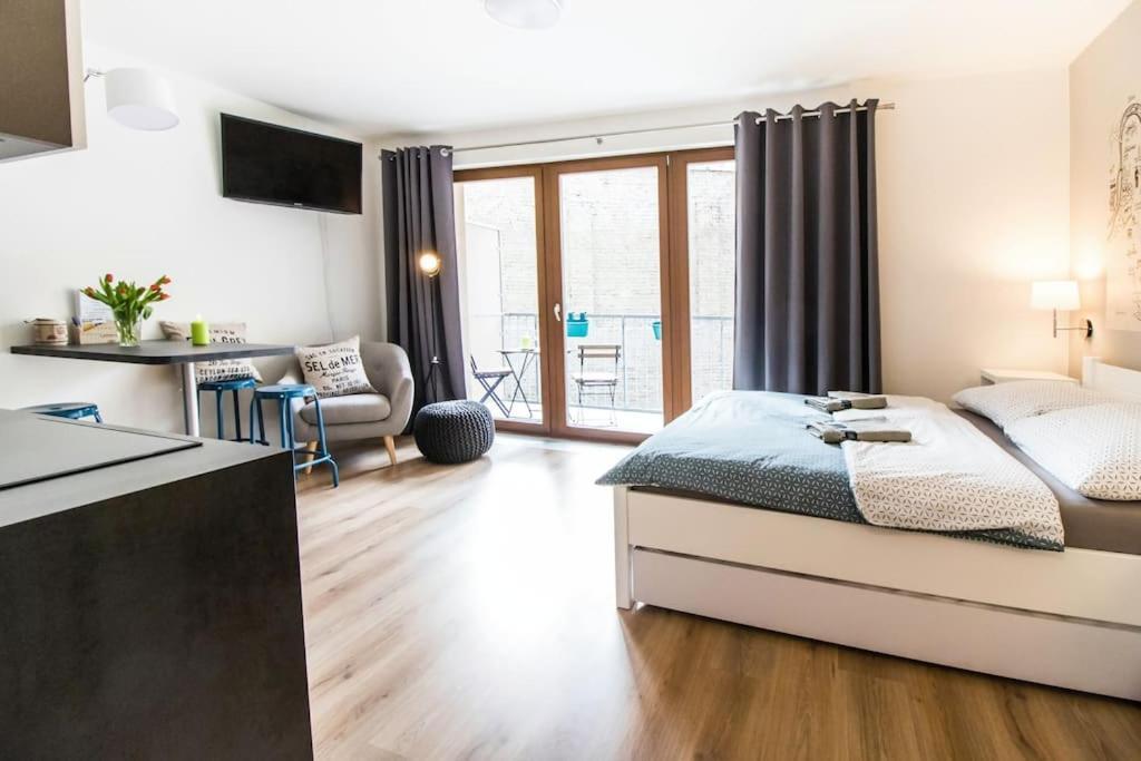 Stylish With Balcony, 12 Min To Centre, Free Netflix & Wifi *