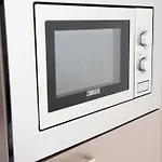 Stylish Studio With Balcony, 12 Min To City Centre, Free Netflix & Wifi