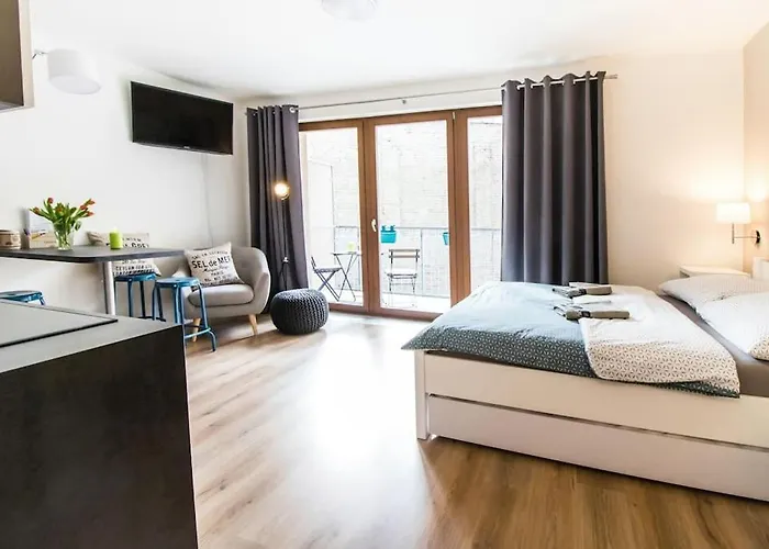 Stylish Studio With Balcony, 12 Min To City Centre, Free Netflix & Wifi