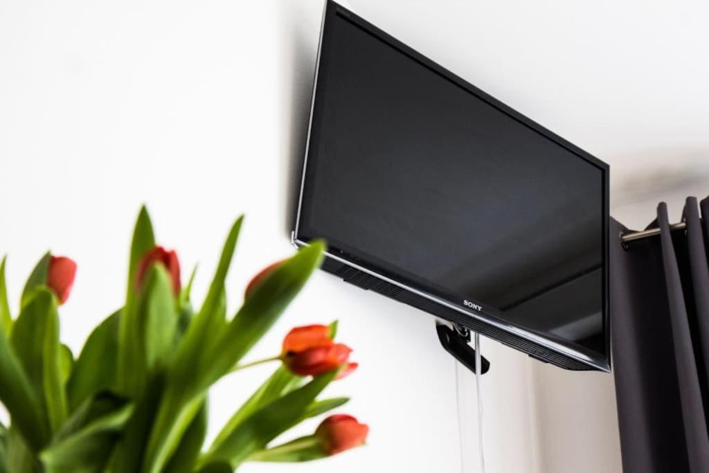 Stylish With Balcony, 12 Min To Centre, Free Netflix & Wifi Appartamento *