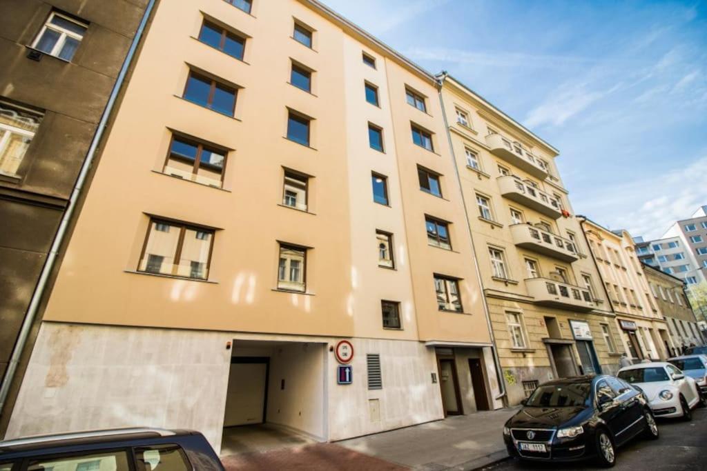 Appartamento Stylish With Balcony, 12 Min To Centre, Free Netflix & Wifi Praga
