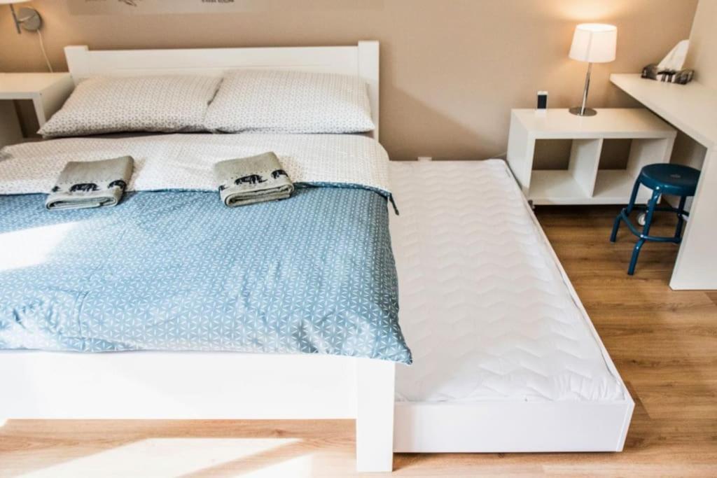 Stylish With Balcony, 12 Min To Centre, Free Netflix & Wifi Appartamento *