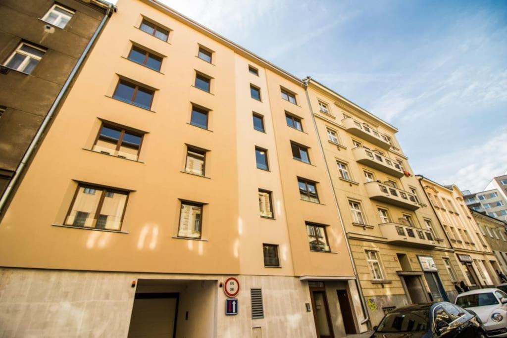Stylish With Balcony, 12 Min To Centre, Free Netflix & Wifi Appartamento *