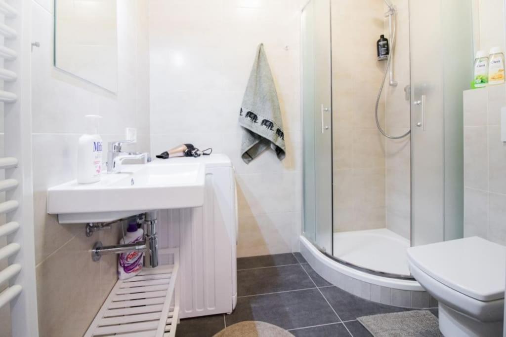Appartamento Stylish With Balcony, 12 Min To Centre, Free Netflix & Wifi *