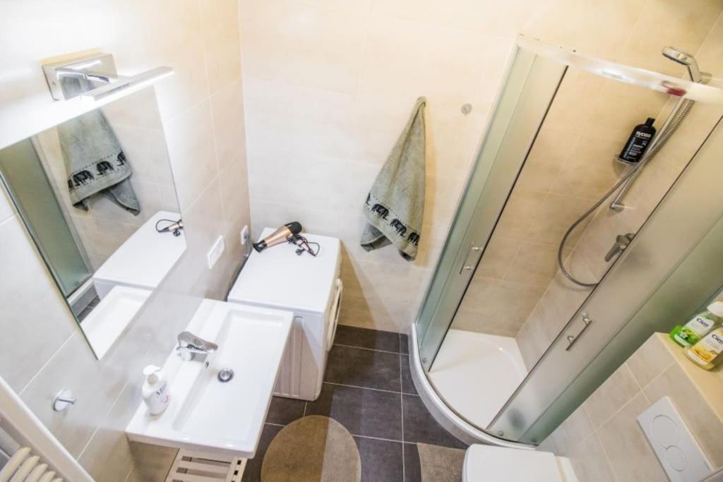 Stylish With Balcony, 12 Min To Centre, Free Netflix & Wifi *