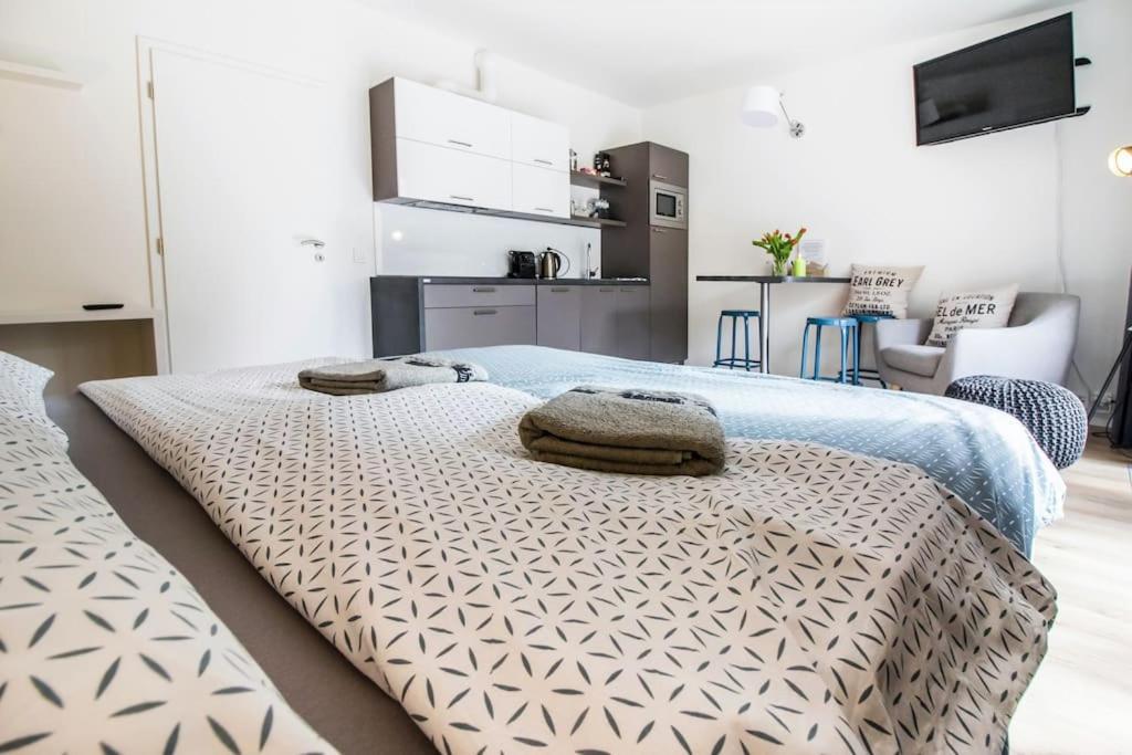 Stylish With Balcony, 12 Min To Centre, Free Netflix & Wifi