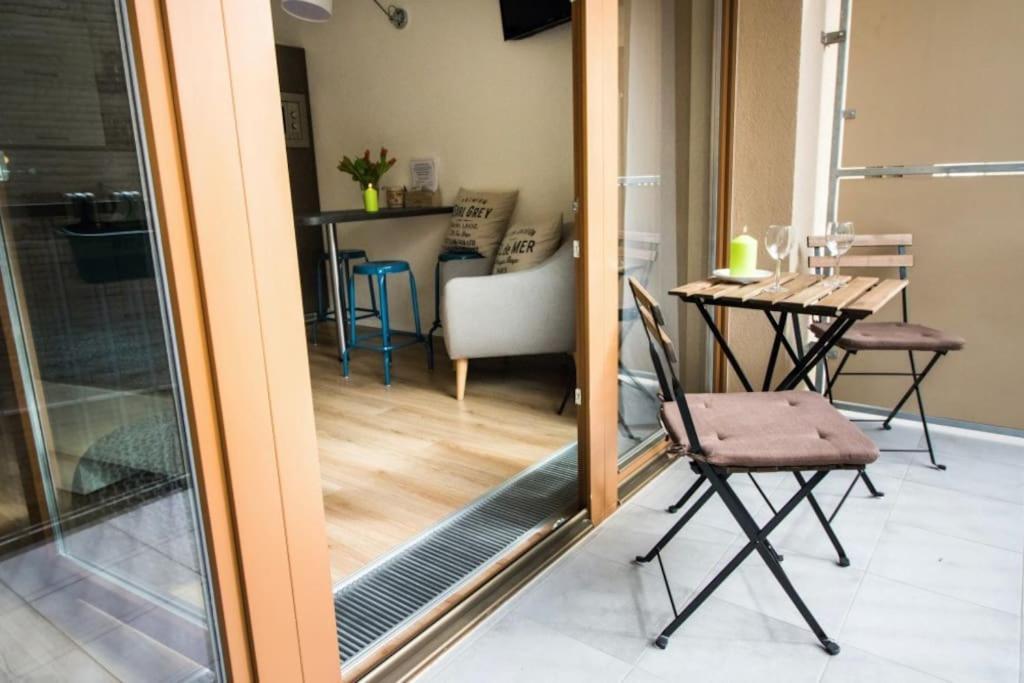 Appartamento Stylish With Balcony, 12 Min To Centre, Free Netflix & Wifi