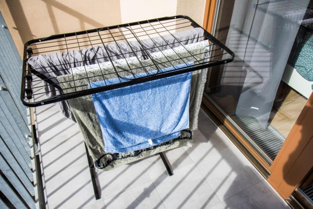 Stylish With Balcony, 12 Min To Centre, Free Netflix & Wifi *