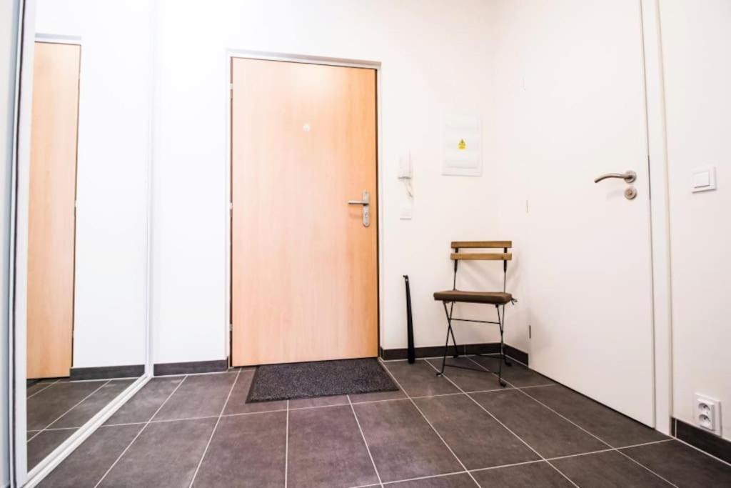 Appartamento Stylish With Balcony, 12 Min To Centre, Free Netflix & Wifi Praga