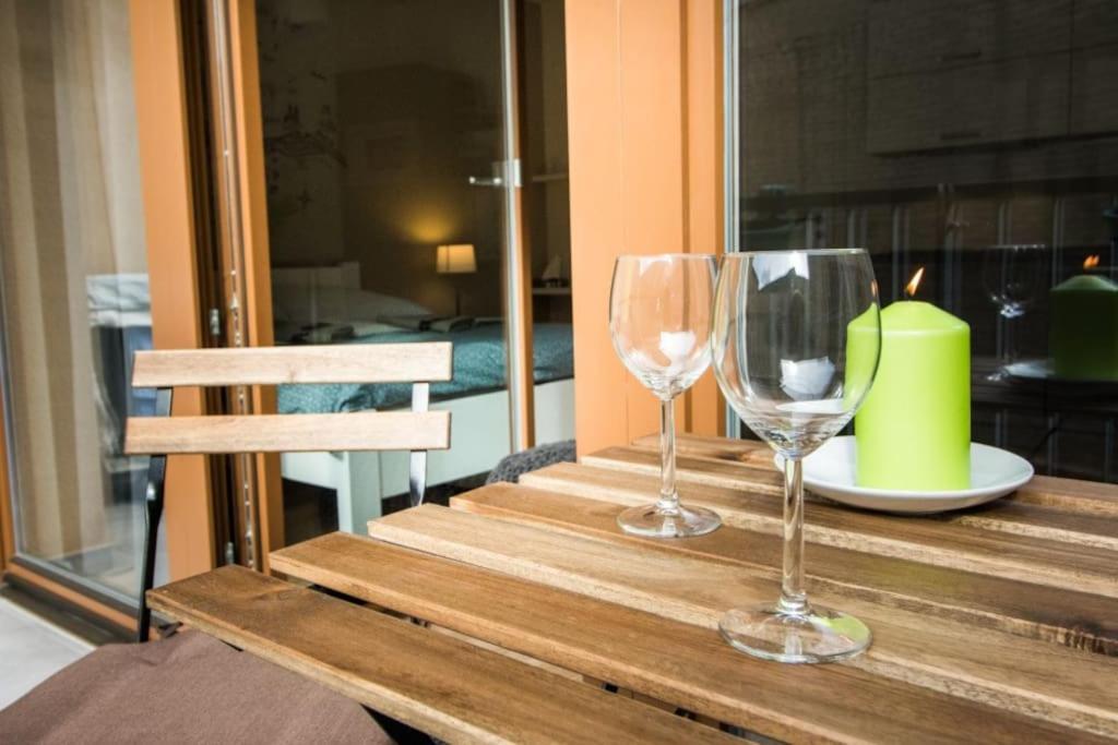Stylish With Balcony, 12 Min To Centre, Free Netflix & Wifi *
