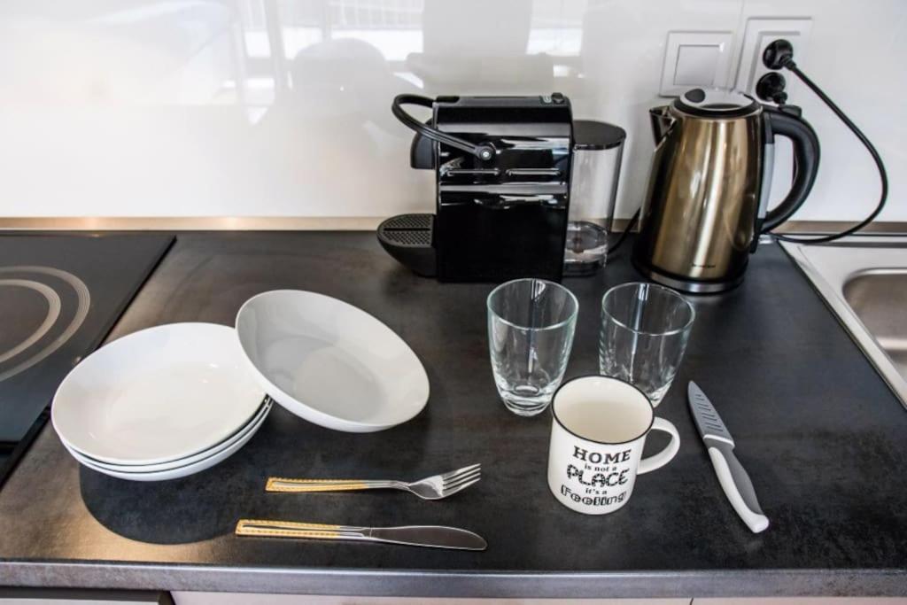 Stylish With Balcony, 12 Min To Centre, Free Netflix & Wifi Appartamento *